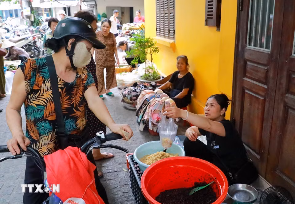 Không khí mua bán tại chợ Thanh Hà (phường Hoàn Kiếm). (Ảnh: Khánh Hoà/TTXVN)