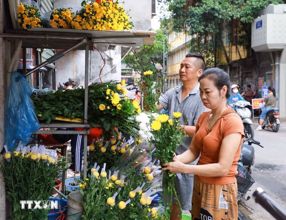 Không khí mua bán tại chợ Thanh Hà (phường Hoàn Kiếm). (Ảnh: Khánh Hoà/TTXVN)