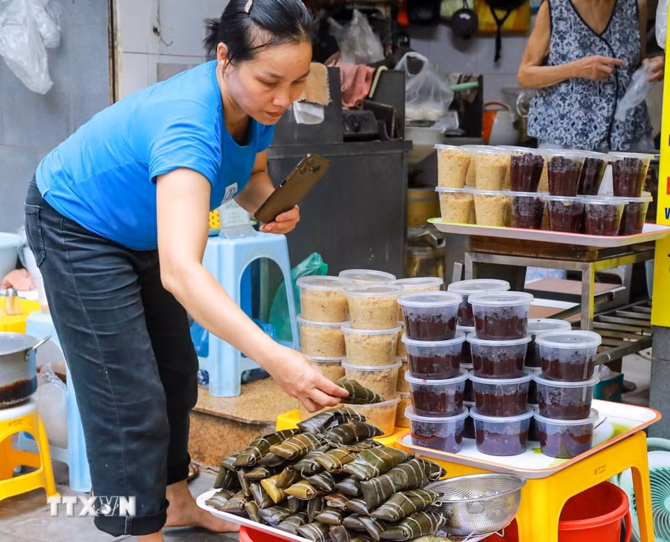 Bánh do (bánh tro) được bày bán nhiều trong ngày tết Đoan Ngọ. (Ảnh: Khánh Hoà/TTXVN)
