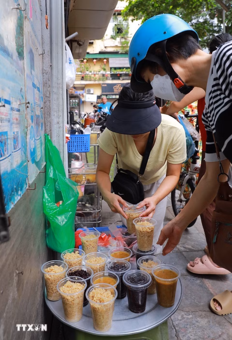 Không khí mua bán tại chợ Thanh Hà (phường Hoàn Kiếm). (Ảnh: Khánh Hoà/TTXVN)