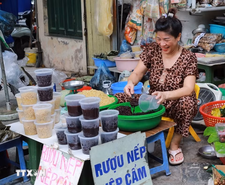 Rượu nếp - thức quà không thể thiếu trong ngày tết Đoan Ngọ. (Ảnh: Khánh Hoà/TTXVN)