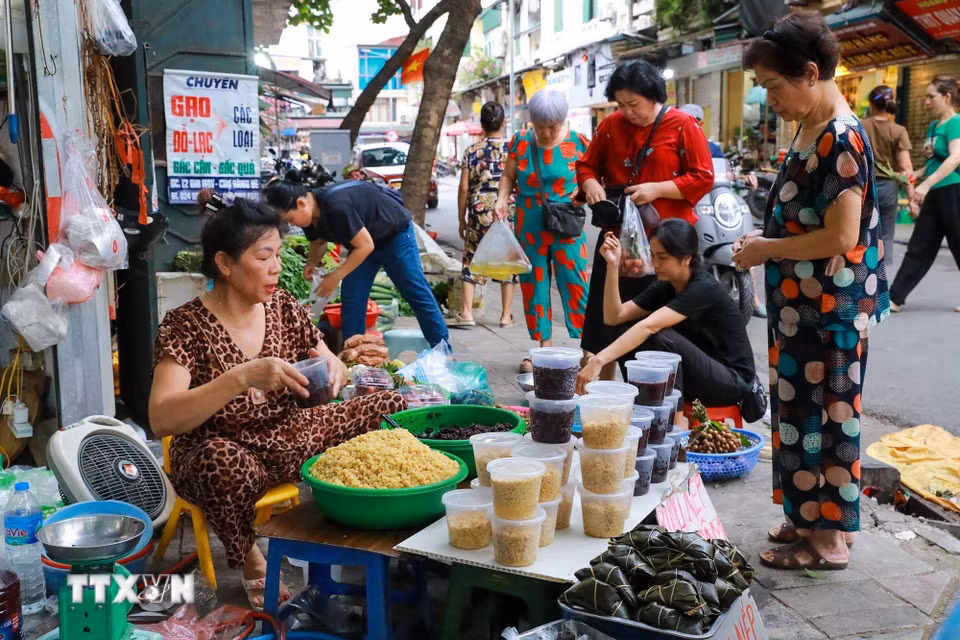 Không khí mua bán tại chợ Hàng Bè (phường Hoàn Kiếm). (Ảnh: Khánh Hoà/TTXVN)