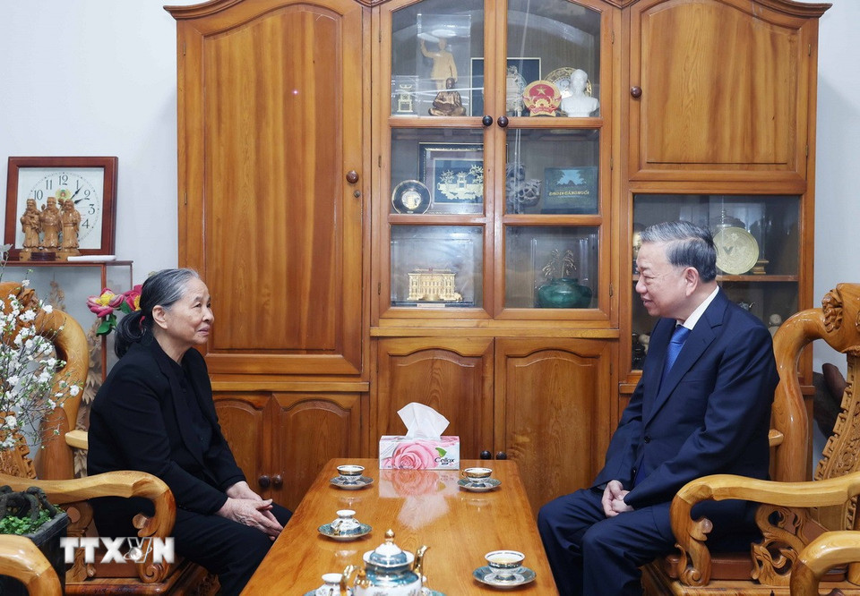Tổng Bí thư Tô Lâm thăm hỏi, chúc Tết bà Ngô Thị Mận, Phu nhân Tổng Bí thư Nguyễn Phú Trọng. (Ảnh: Thống Nhất/TTXVN)