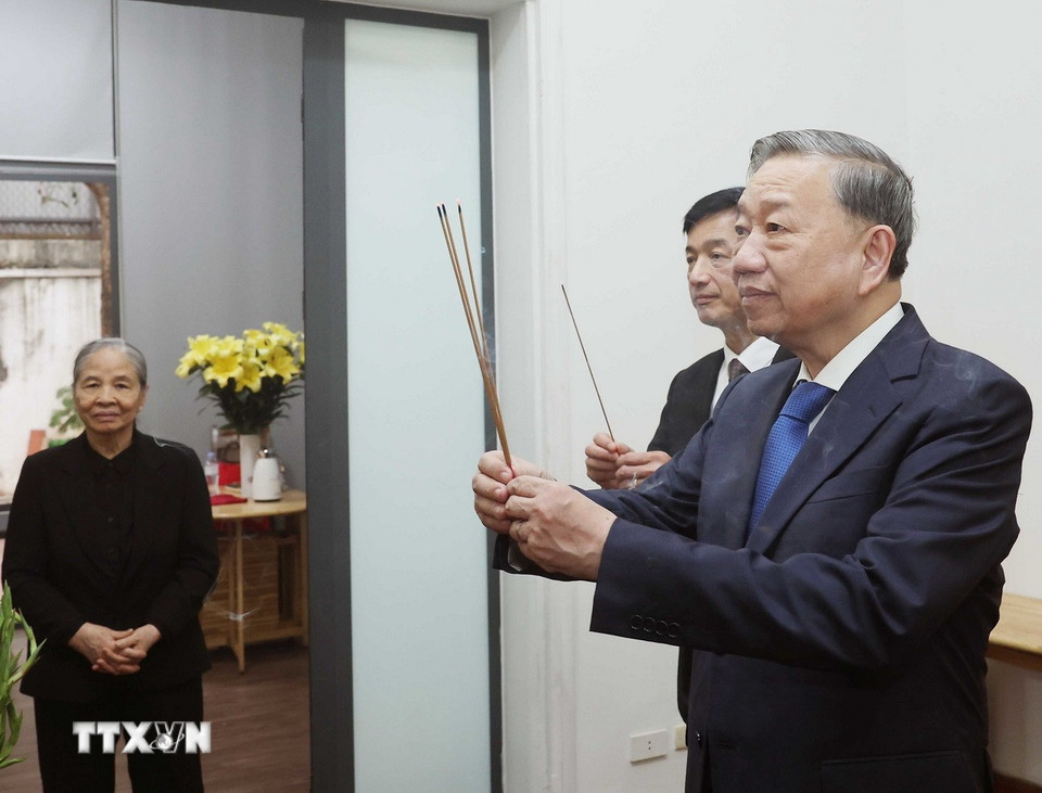 Tổng Bí thư Tô Lâm thắp hương tưởng niệm Tổng Bí thư Nguyễn Phú Trọng. (Ảnh: Thống Nhất/TTXVN)