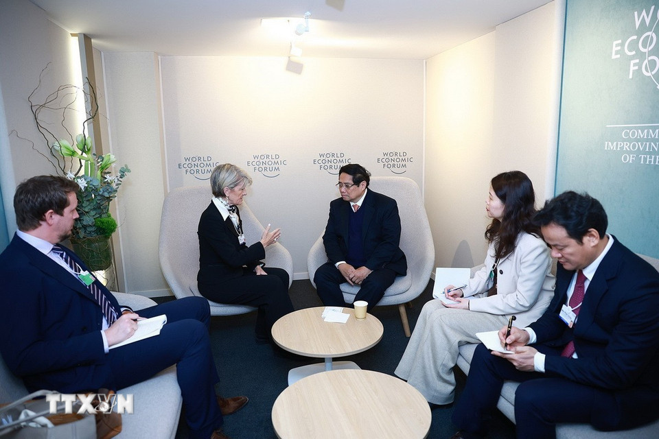 Trong chuyến tham dự Hội nghị thường niên lần thứ 55 Diễn đàn Kinh tế thế giới (WEF) tại Davos (Thụy Sĩ), sáng 22/1/2025 (giờ địa phương), Thủ tướng Phạm Minh Chính gặp bà Julie Bishop, Đặc phái viên của Tổng Thư ký Liên hợp quốc về vấn đề Myanmar. (Ảnh: Dương Giang/TTXVN)