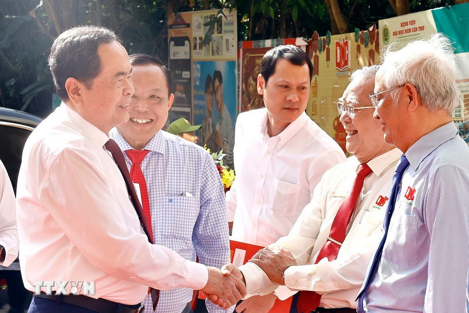 Chủ tịch Quốc hội thăm, chúc Tết tại Đại học Nam Cần Thơ. (Ảnh: Doãn Tấn/TTXVN)