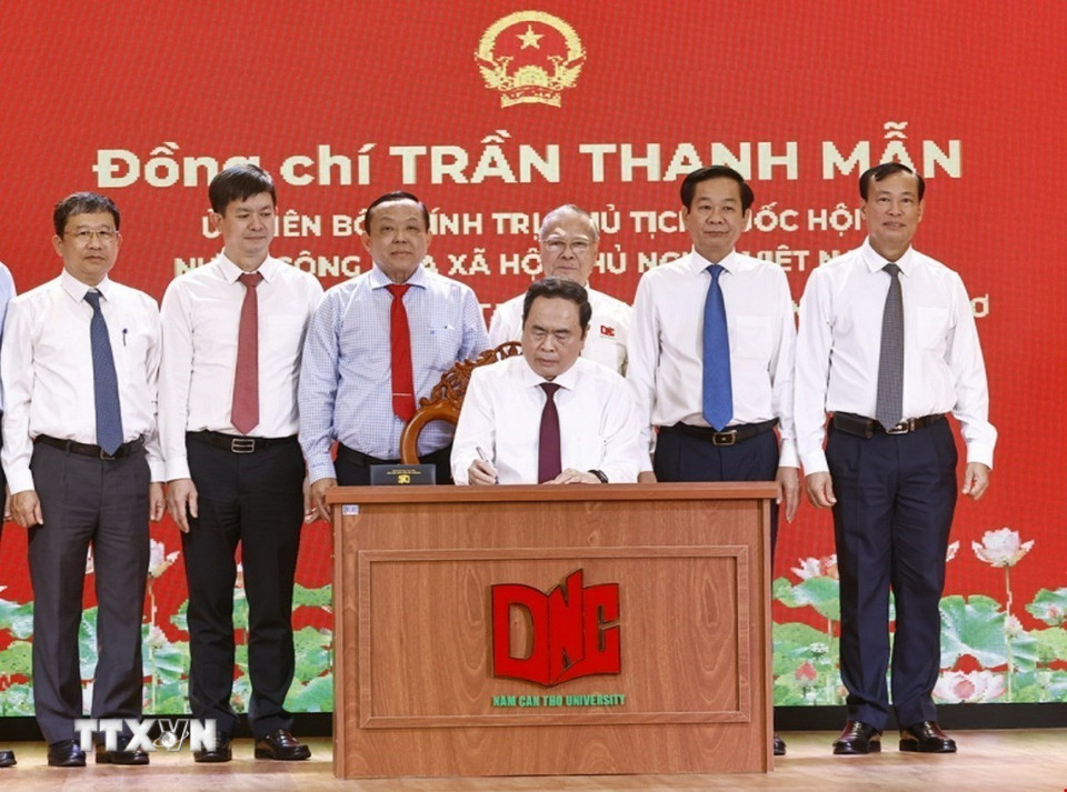 Chủ tịch Quốc hội Trần Thanh Mẫn viết lưu bút tại Đại học Nam Cần Thơ. (Ảnh: Doãn Tấn/TTXVN)