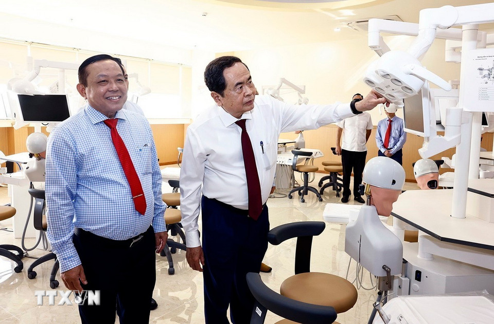 Chủ tịch Quốc hội thăm Khoa Răng-Hàm-Mặt, Viện Khoa học Sức khỏe DNC tại Đại học Nam Cần Thơ. (Ảnh: Doãn Tấn/TTXVN)
