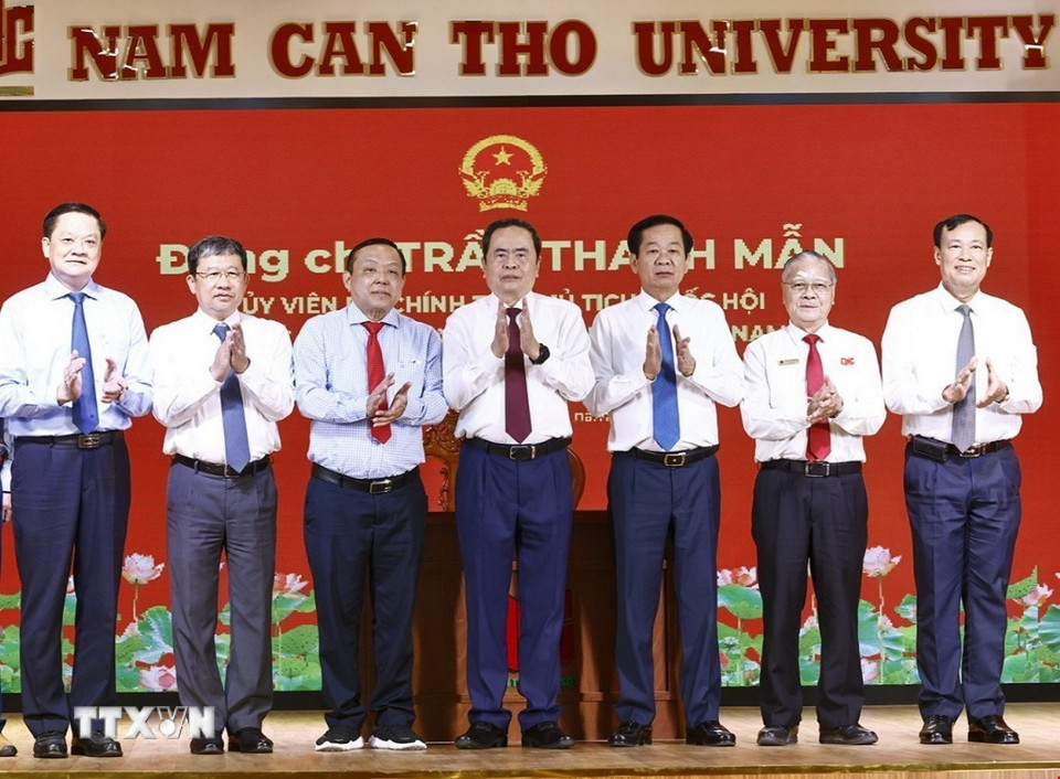Chủ tịch Quốc hội Trần Thanh Mẫn với đại biểu và lãnh đạo Trường Đại học Nam Cần Thơ. (Ảnh: Doãn Tấn/TTXVN)