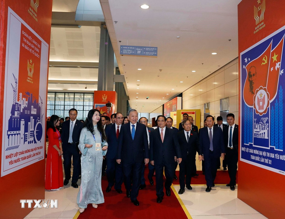 Tổng Bí thư Tô Lâm và Thủ tướng Phạm Minh Chính tham quan trưng bày ảnh về phong trào thi đua qua các thời kỳ trưng bày tại Đại hội Thi đua yêu nước lần thứ XI do Thông tấn xã Việt Nam thực hiện. (Ảnh: Dương Giang/TTXVN)