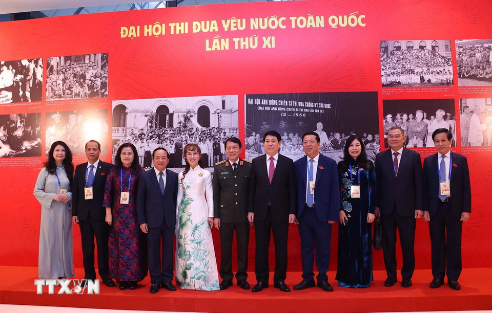 Các đại biểu chụp ảnh lưu niệm tại khu Trưng bày ảnh của Thông tấn xã Việt Nam tại Đại hội. (Ảnh: Văn Điệp/TTXVN)