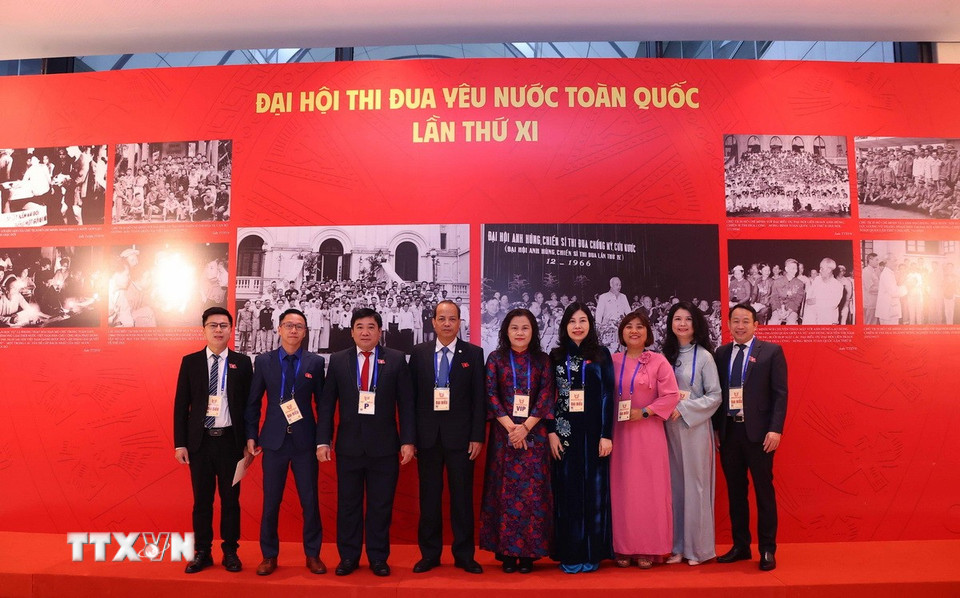 Các đại biểu chụp ảnh lưu niệm tại khu Trưng bày ảnh của Thông tấn xã Việt Nam tại Đại hội. (Ảnh: Văn Điệp/TTXVN)