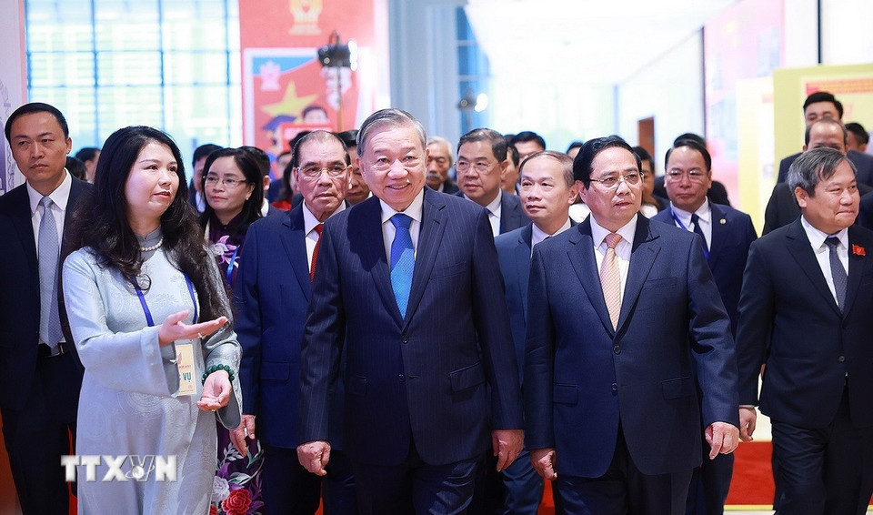Tổng Bí thư Tô Lâm và Thủ tướng Phạm Minh Chính tham quan trưng bày ảnh về phong trào thi đua qua các thời kỳ trưng bày tại Đại hội Thi đua yêu nước lần thứ XI do Thông tấn xã Việt Nam thực hiện. (Ảnh: Dương Giang/TTXVN)