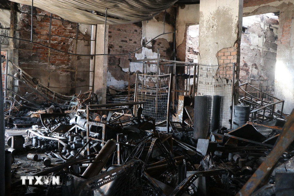 Vật dụng sinh hoạt và hàng hóa trong căn nhà bị thiêu rụi hoàn toàn. (Ảnh: Nguyên Dung/TTXVN)