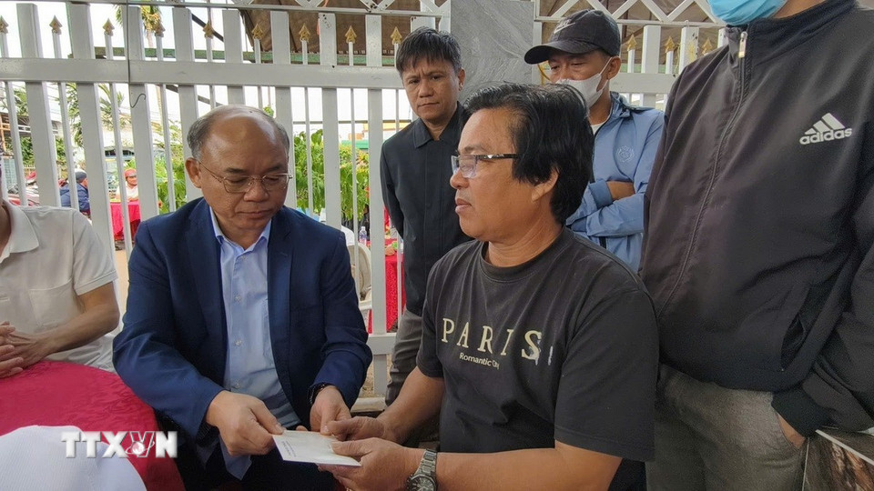 Ông Trương Công Thái, Phó Chủ tịch Ủy ban Nhân dân tỉnh Đắk Lắk chia buồn, động viên gia đình nạn nhân. (Ảnh: TTXVN phát)