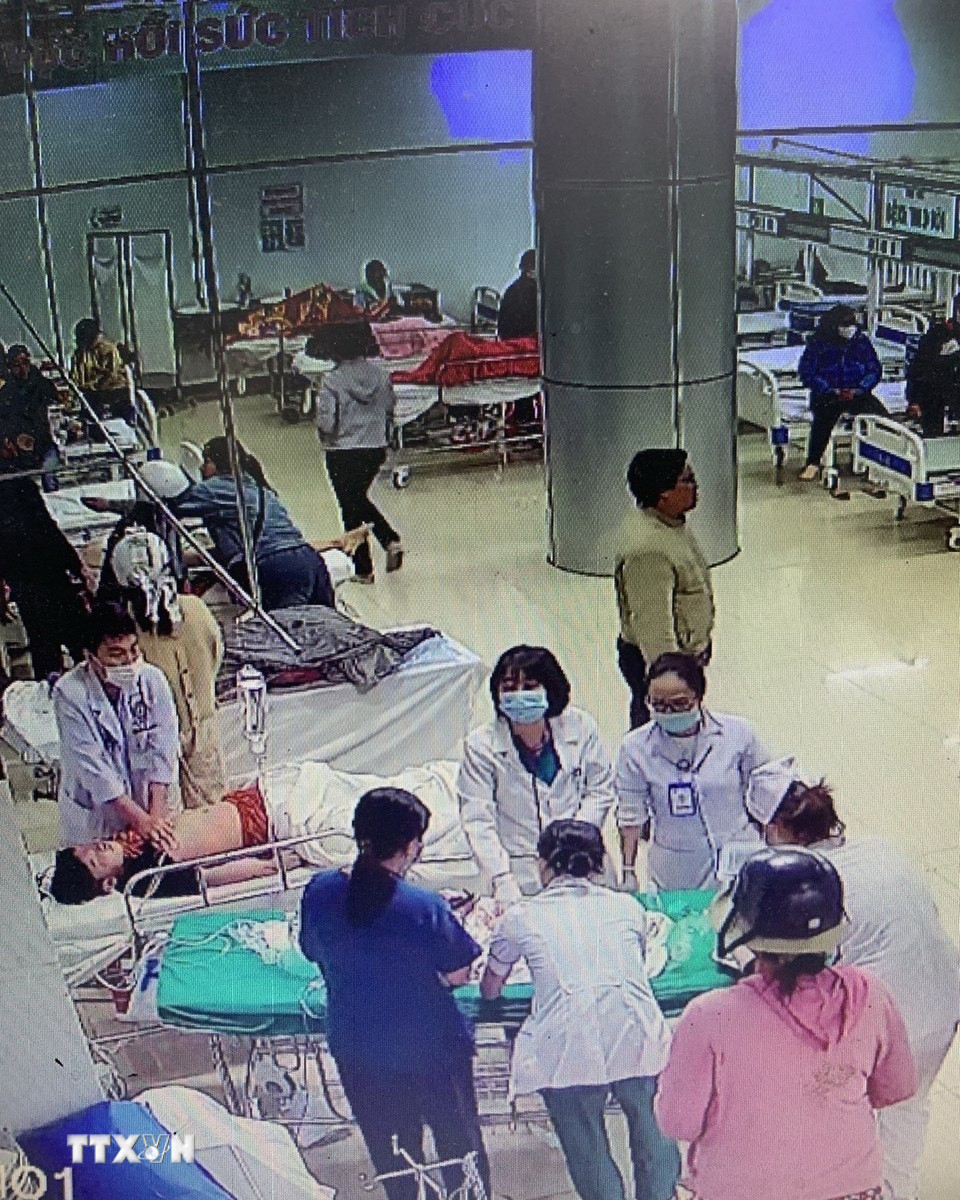 Các bác sỹ tại Bệnh viện Đa khoa vùng Tây Nguyên cấp cứu cho các nạn nhân. (Ảnh: TTXVN phát)