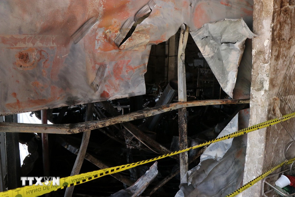 Hiện trường vụ cháy khiến 4 người trong một gia đình tử vong. (Ảnh: Nguyên Dung/ TTXVN)