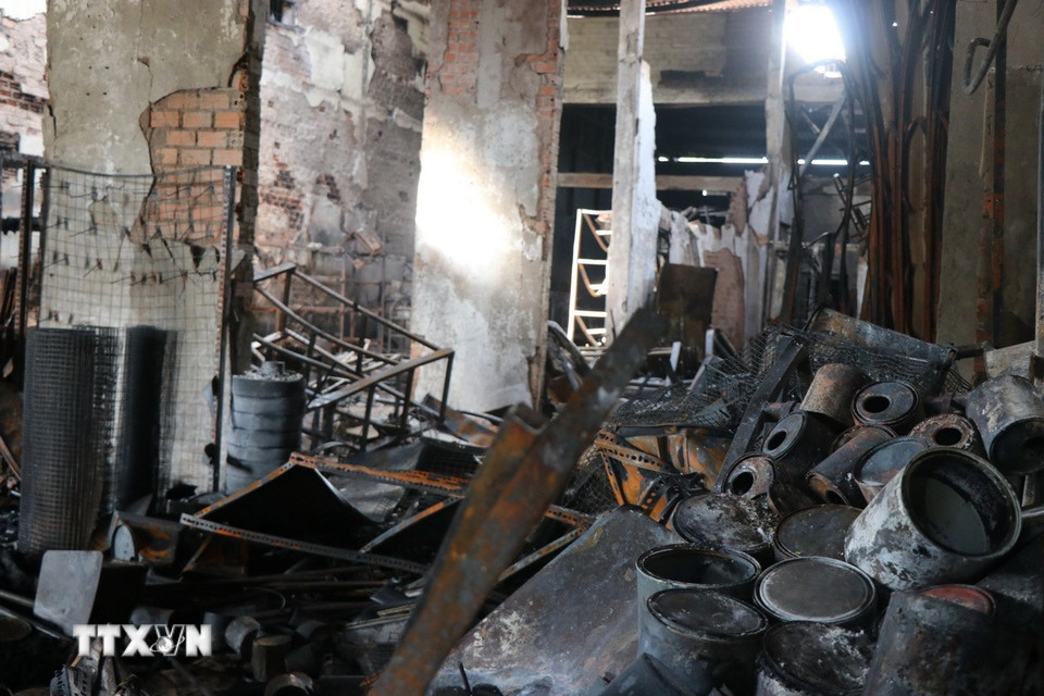 Tại hiện trường, các vật dụng ở trong nhà bị cháy hoàn toàn. (Ảnh: Nguyên Dung/TTXVN)
