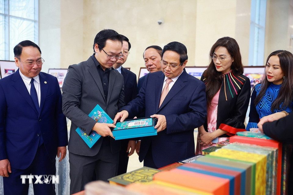 Thủ tướng Phạm Minh Chính tham quan trưng bày sản phẩm Ngành Văn hóa-Thể thao và Du lịch. (Ảnh: Dương Giang/TTXVN)