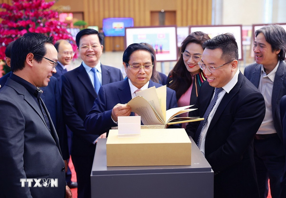 Thủ tướng Phạm Minh Chính tham quan trưng bày sản phẩm Ngành Văn hóa-Thể thao và Du lịch. (Ảnh: Dương Giang/TTXVN)