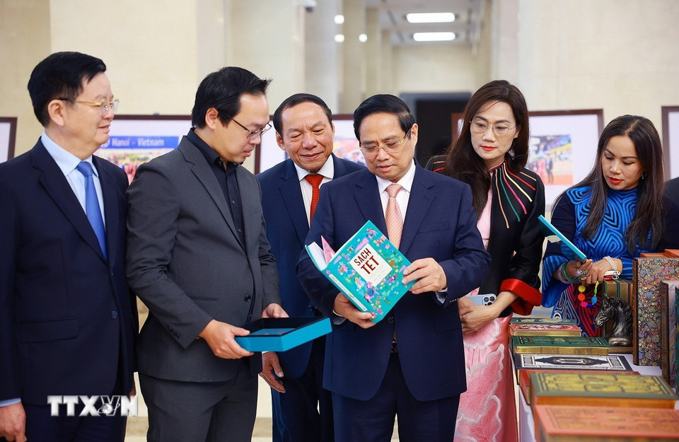 Thủ tướng Phạm Minh Chính tham quan trưng bày sản phẩm Ngành Văn hóa-Thể thao và Du lịch. (Ảnh: Dương Giang/TTXVN)