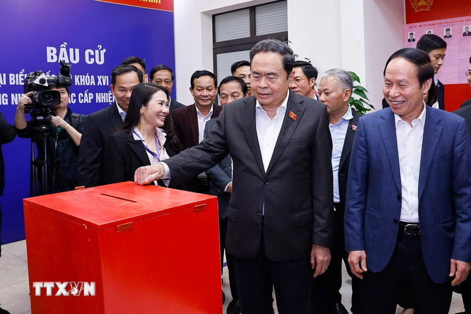 Chủ tịch Quốc hội Trần Thanh Mẫn kiểm tra, giám sát công tác chuẩn bị bầu cử tại khu vực bỏ phiếu số 8, phường Hải An, thành phố Hải Phòng. (Ảnh: Doãn Tấn/TTXVN)