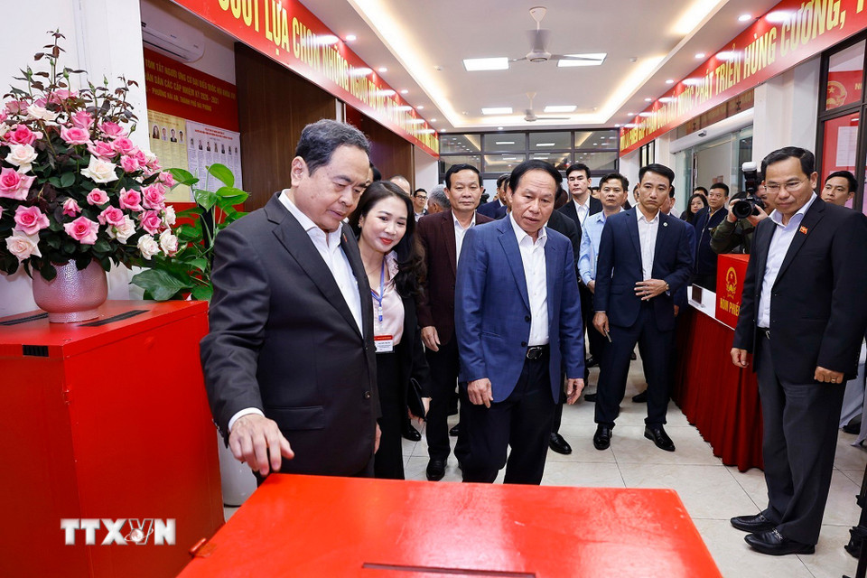 Chủ tịch Quốc hội Trần Thanh Mẫn kiểm tra, giám sát công tác chuẩn bị bầu cử tại khu vực bỏ phiếu số 8, phường Hải An, thành phố Hải Phòng. (Ảnh: Doãn Tấn/TTXVN)