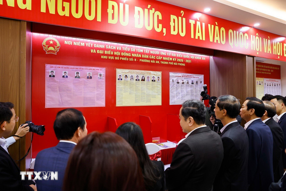 Chủ tịch Quốc hội Trần Thanh Mẫn kiểm tra, giám sát công tác chuẩn bị bầu cử tại khu vực bỏ phiếu số 8, phường Hải An, thành phố Hải Phòng. (Ảnh: Doãn Tấn/TTXVN)