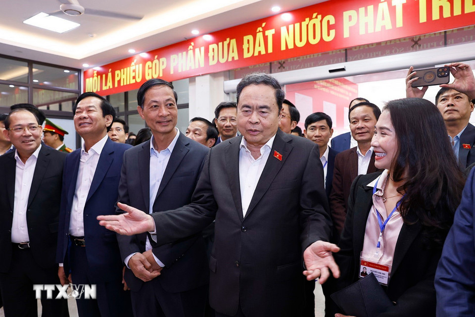 Chủ tịch Quốc hội Trần Thanh Mẫn kiểm tra, giám sát công tác chuẩn bị bầu cử tại khu vực bỏ phiếu số 8, phường Hải An, thành phố Hải Phòng. (Ảnh: Doãn Tấn/TTXVN)