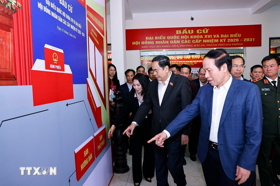 Chủ tịch Quốc hội Trần Thanh Mẫn kiểm tra, giám sát công tác chuẩn bị bầu cử tại khu vực bỏ phiếu số 8, phường Hải An, thành phố Hải Phòng. (Ảnh: Doãn Tấn/TTXVN)