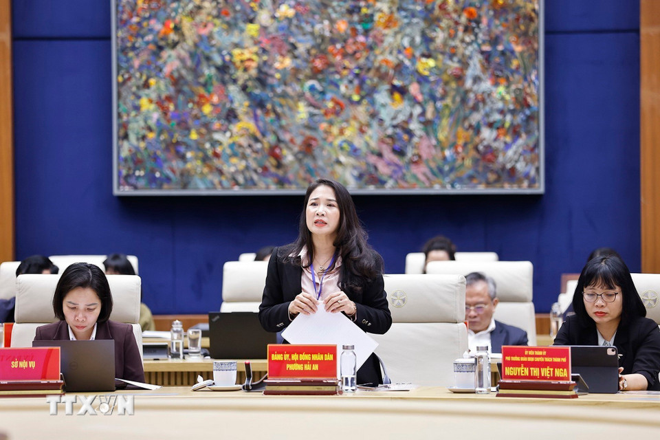 Thành ủy viên, Bí thư Đảng ủy, Chủ tịch Hội đồng Nhân dân phường Hải An báo cáo kết quả công tác chuẩn bị bầu cử tại phường Hải An. (Ảnh: Doãn Tấn/TTXVN)