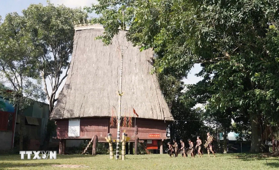 Nhiều hoạt động văn hóa như cồng chiêng, múa xoang được trình diễn tại Lễ cầu hôn (Lễ ăn hỏi) của người Jrai tại tỉnh Gia Lai. (Ảnh: Hồng Điệp/TTXVN)