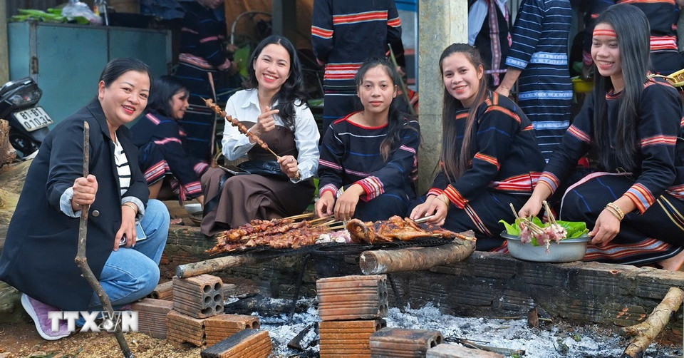 Du khách thưởng thức văn hóa ẩm thục tại Lễ cầu hôn (Lễ ăn hỏi) của người Jrai tại tỉnh Gia Lai. (Ảnh: Hồng Điệp/ TTXVN)