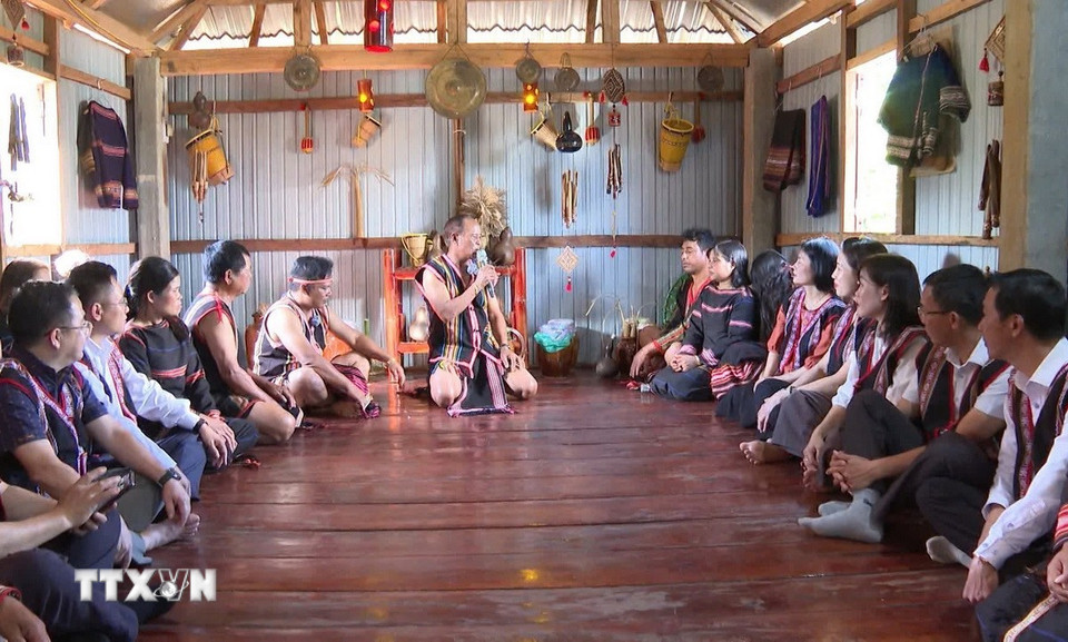 Chủ lễ thực hiện các nghi thức truyền thống tại Lễ cầu hôn (Lễ ăn hỏi) của người Jrai tại tỉnh Gia Lai. (Ảnh: Hồng Điệp/TTXVN)