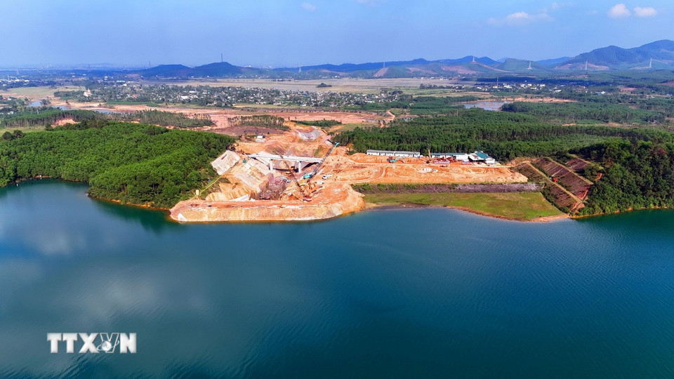 Tràn xả lũ mới là một trong những hạng mục chính của dự án nâng cấp hồ Kẻ Gỗ. (Ảnh: Hữu Quyết/TTXVN)