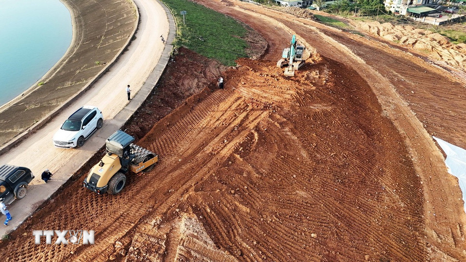 Phương tiện, máy móc thi công gia cố thân đập hồ Kẻ Gỗ. (Ảnh: Hữu Quyết/TTXVN)