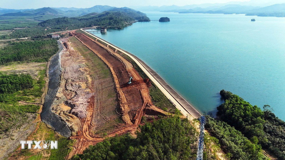 Hợp phần đầu mối hồ Kẻ Gỗ có tổng mức đầu tư trên 350 tỷ đồng, được khởi công vào tháng 12/2024. (Ảnh: Hữu Quyết/TTXVN)