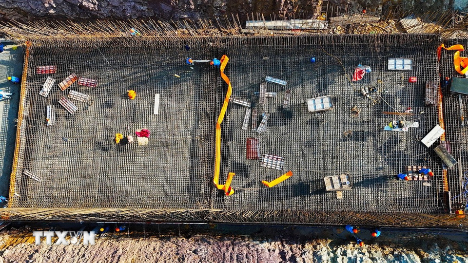 Hiện tiến độ hạng mục tràn xả lũ mới đang đáp ứng yêu cầu đề ra. (Ảnh: Hữu Quyết/ TTXVN)