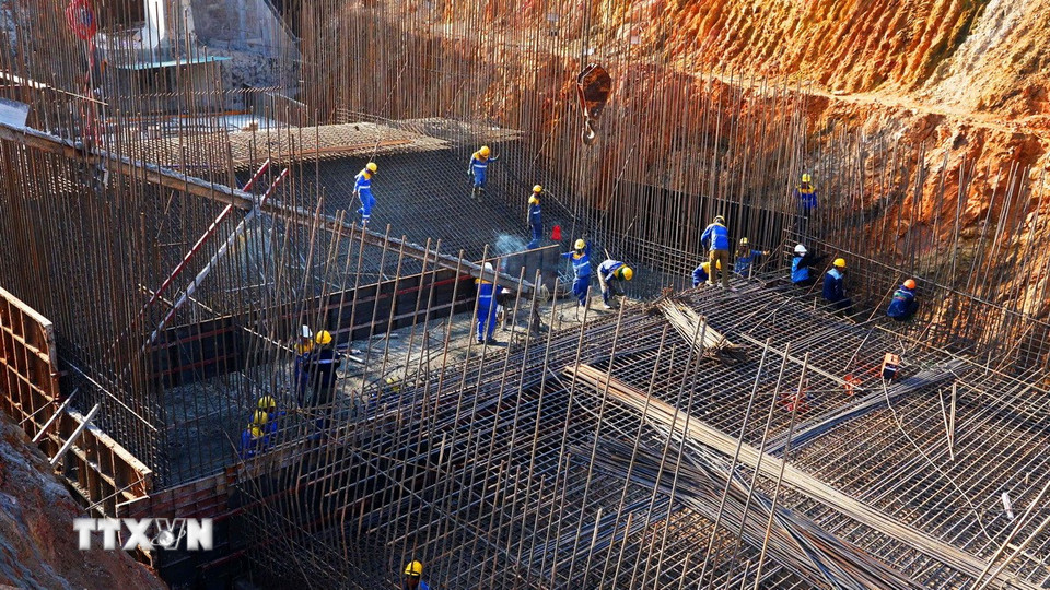 Hàng trăm công nhân tạm gác ngày nghỉ lễ để thi công nhằm đáp ứng tiến độ. (Ảnh: Hữu Quyết/TTXVN)
