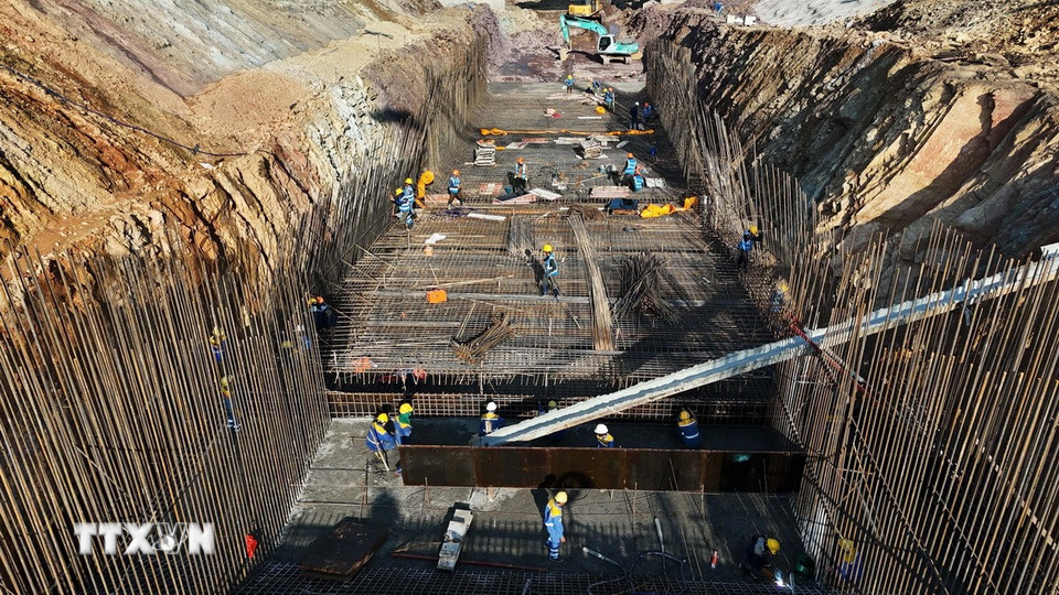 Công nhân thi công phần kết cấu thép tại hạng mục tràn xả lũ mới. (Ảnh: Hữu Quyết/TTXVN)