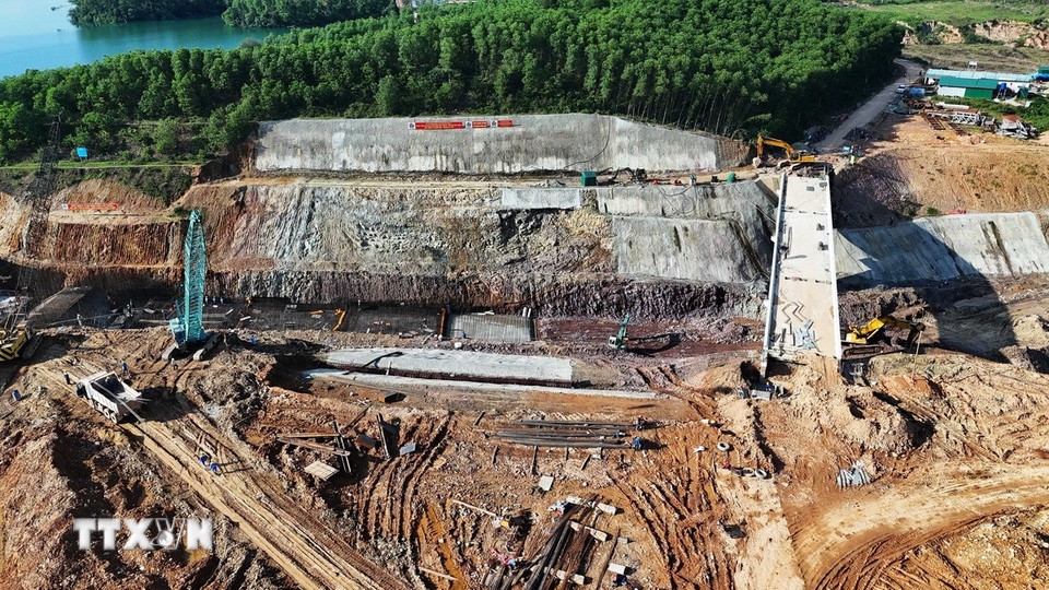 Dự án tiêu thoát lũ hạ du hồ Kẻ Gỗ được triển khai từ tháng 12/2024, dự kiến hoàn thành vào tháng 6/2026. (Ảnh: Hữu Quyết/TTXVN)