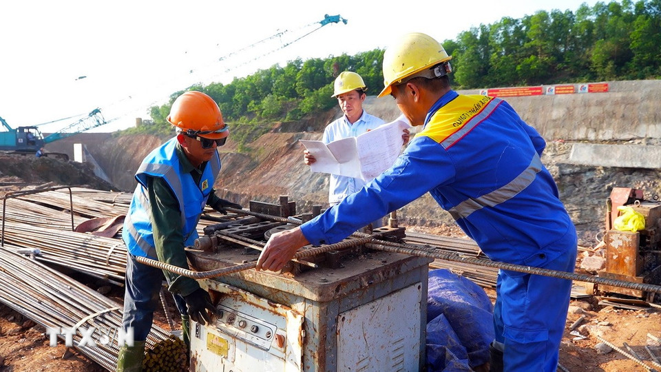 Công nhân Công ty cổ phần xây dựng 47 thi công trên công trường. (Ảnh: Hữu Quyết/TTXVN)