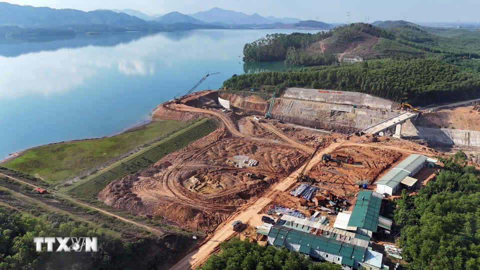 Khu vực thi công tràn xả lũ mới luôn sôi động tiếng máy móc và công nhân làm việc. (Ảnh: Hữu Quyết/TTXVN)