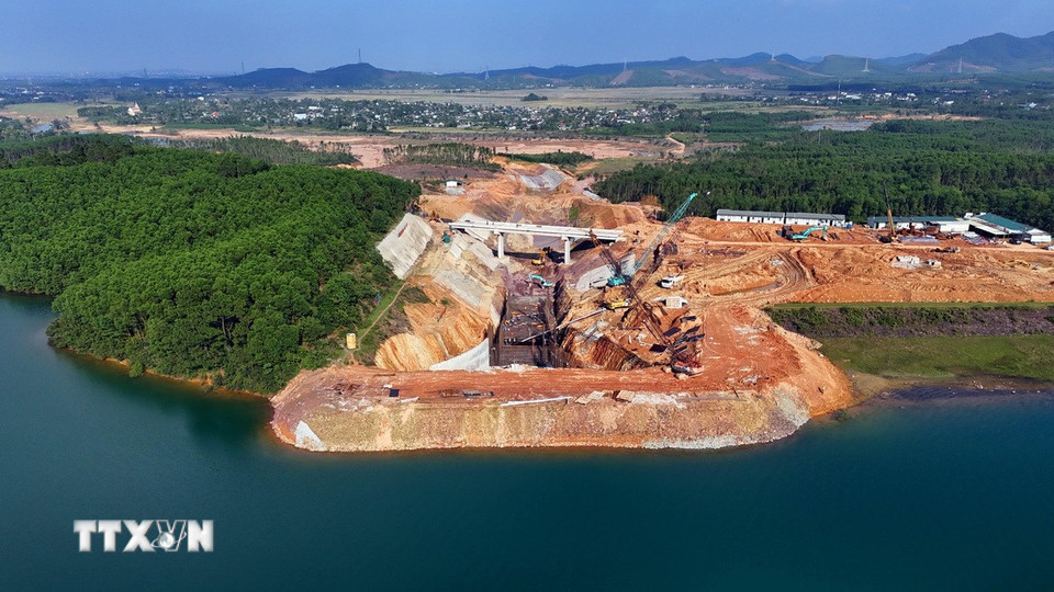 Những ngày nghỉ tết Dương lịch, không khí thi công trên công trường dự án hồ Kẻ Gỗ vẫn rất khẩn trương. (Ảnh: Hữu Quyết/TTXVN)