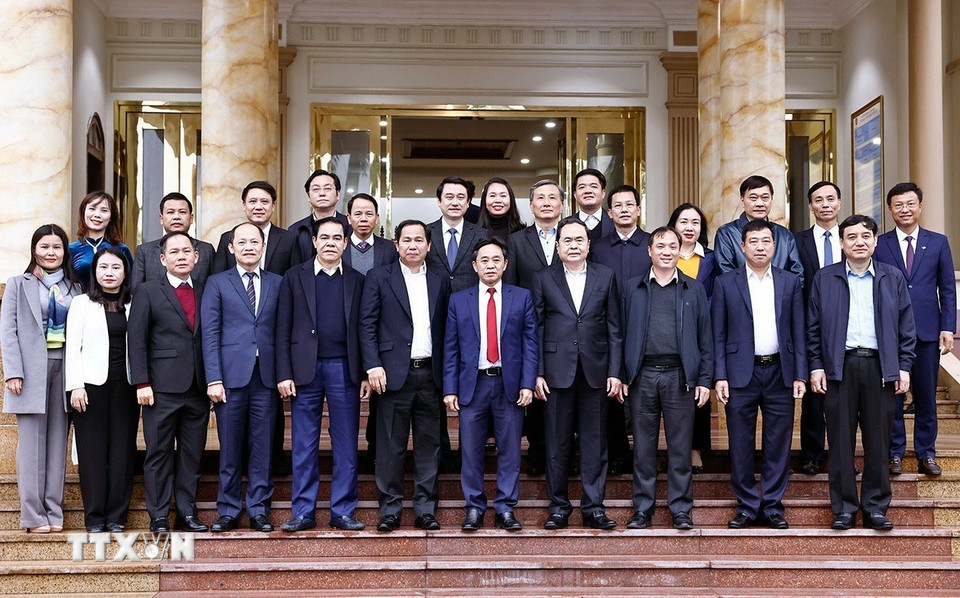 Chủ tịch Quốc hội Trần Thanh Mẫn với đại biểu và lãnh đạo tỉnh Hà Tĩnh. (Ảnh: Doãn Tấn/ TTXVN)