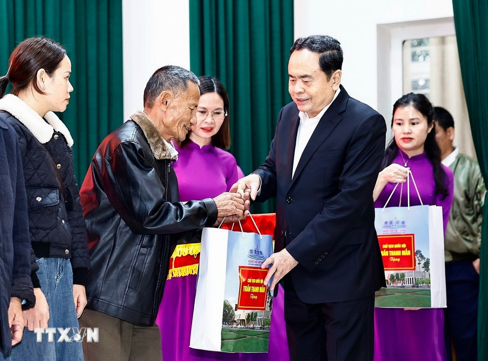 Chủ tịch Quốc hội Trần Thanh Mẫn tặng quà gia đình chính sách tại Hà Tĩnh. (Ảnh: Doãn Tấn/TTXVN)