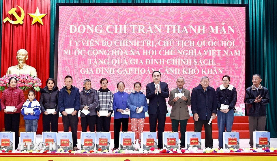 Chủ tịch Quốc hội Trần Thanh Mẫn tặng quà gia đình chính sách tại Hà Tĩnh. (Ảnh: Doãn Tấn/TTXVN)