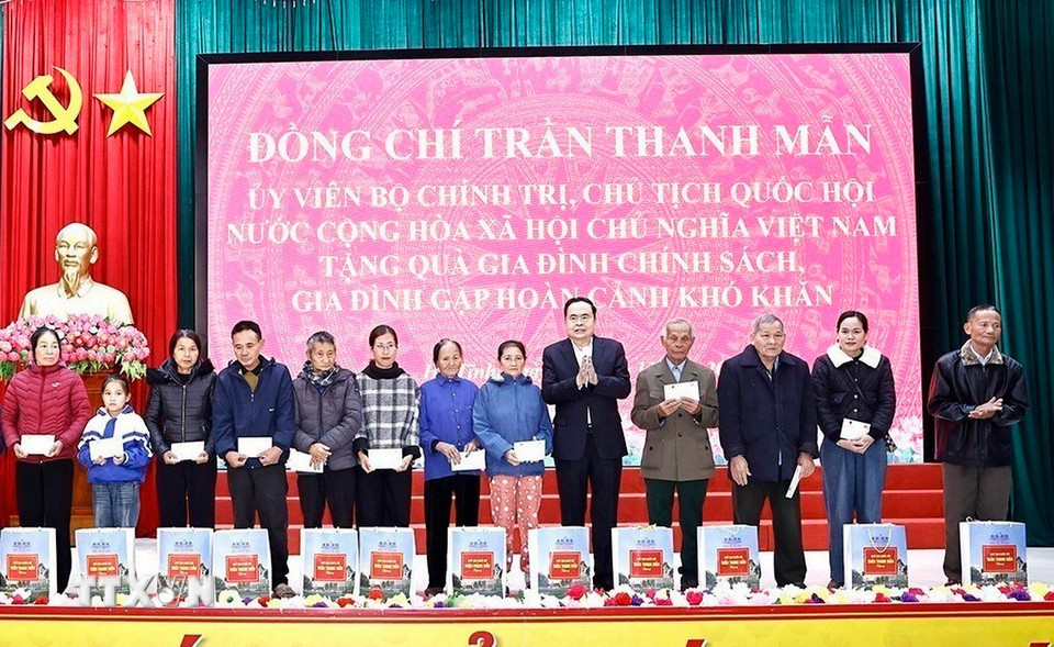 Chủ tịch Quốc hội Trần Thanh Mẫn tặng quà gia đình chính sách tại Hà Tĩnh. (Ảnh: Doãn Tấn/TTXVN)