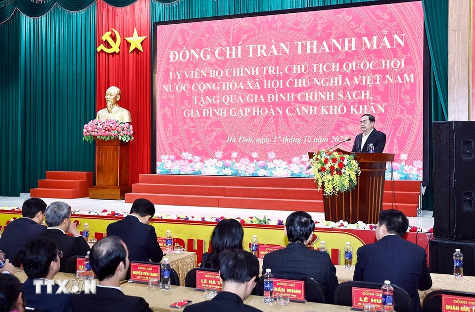 Chủ tịch Quốc hội Trần Thanh Mẫn phát biểu tại buổi tặng quà gia đình chính sách, gia đình gặp hoàn cảnh khó khăn ở huyện Thạch Hà. (Ảnh: Doãn Tấn/TTXVN)