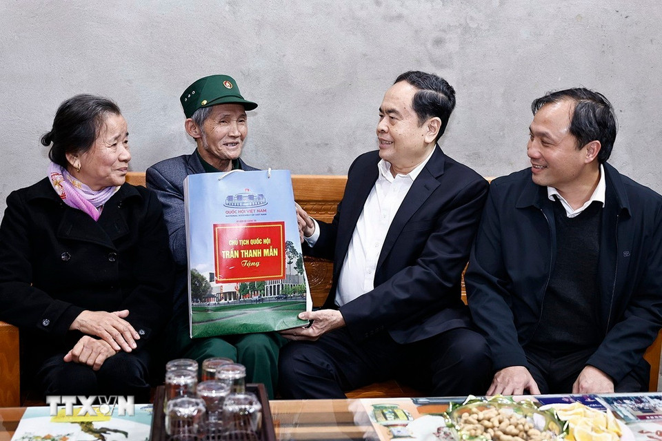 Chủ tịch Quốc hội Trần Thanh Mẫn thăm và tặng quà gia đình ông Thái Văn Hùng, thương binh 1/4. (Ảnh: Doãn Tấn/TTXVN)